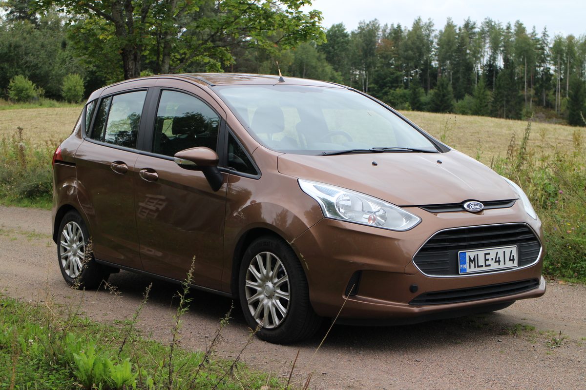 Ford B-Max 1.4, ruskea, kuvattu maalaismaisemassa