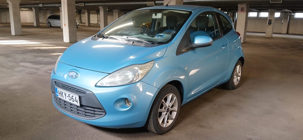 Ford Ka 1.2, sininen, kuvattu parkkihallissa
